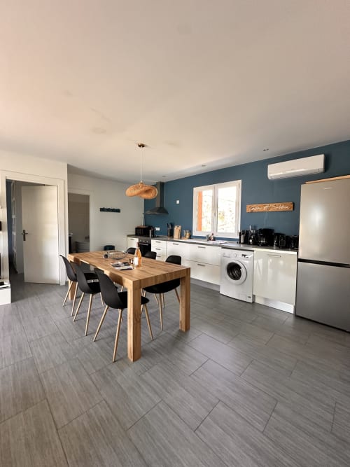 Détente dans le salon climatisé de la Casa Sabbia, location en Corse du Sud