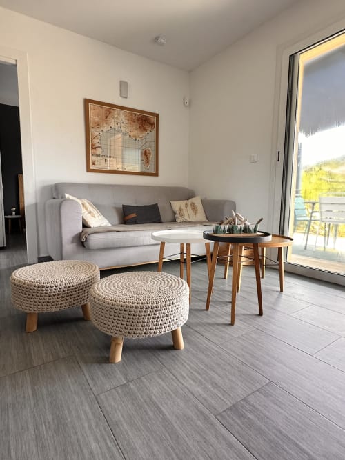 Détente dans le salon climatisé de la Casa Sabbia, location en Corse du Sud