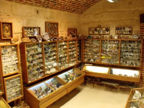 Salle principale du musée des minéraux & fossiles proche du Domaine des Thomins Maison d'hôte Cisai Saint-Aubin Hôtel Gacé