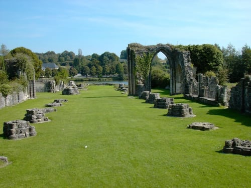 Vue des ruines de l'abbaye de saint evroult notre dame du bois proche du Domaine des Thomins Maison d'hôte Cisai Saint-Aubin Hôtel Gacé