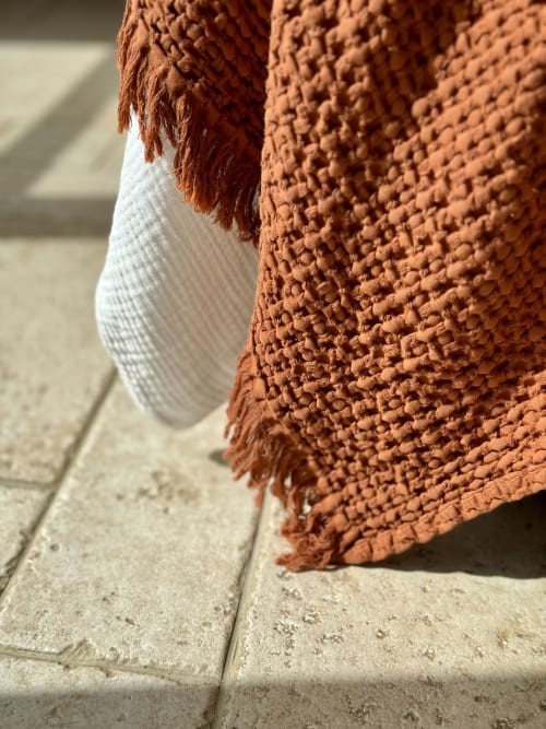 Tissu texturé couleur rouille avec bord blanc sur sol béton de la VillaSerenita à Ajaccio, Corse, France, France