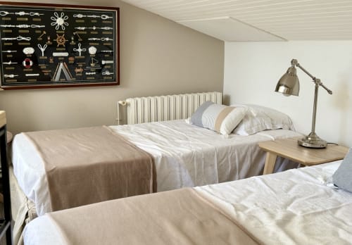 Lits jumeaux de la chambre 4 mansardée à la VillaSerenita à Ajaccio, Corse, France avec décor nautique, lampe de chevet et étalage de nœuds marins