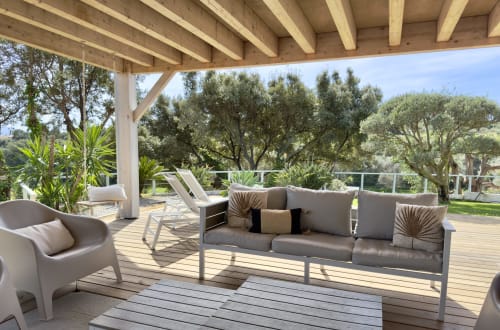 Terrasse la VillaSerenita à Ajaccio, Corse, France avec coin détente, pergola en bois et oliviers surplombant la propriété