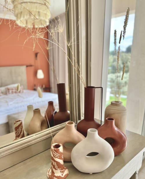 Détails de décoration de la suite climatisée de la VillaSerenita à Ajaccio, Corse, France. Rebord de fenêtre orné de vases en céramique et de graminées séchées, vue sur le jardin, le spa - jacuzzi et la piscine chauffée