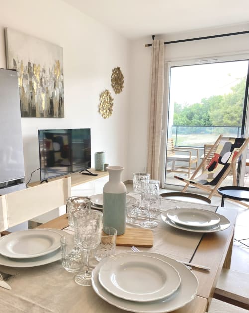 Salle à manger de l'Ondella, appartement de la VillaSerenita à Porticcio, Corse, France avec table élégamment dressée, décor moderne et vue sur la mer