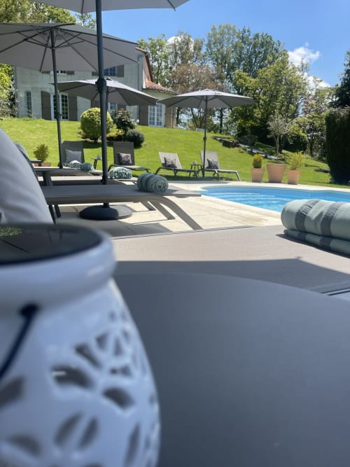 Calme, sérénité, piscine chauffée, transats et parasols pour se détendre. Chambre d’hôtes en Vendée, proche du Puy du Fou.