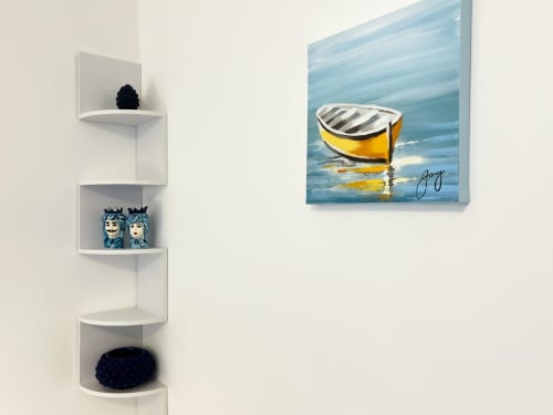 Étagères d'angle blanches modernes avec objets de décoration et un tableau de bateau jaune dans une chambre d'hôtel à Rome