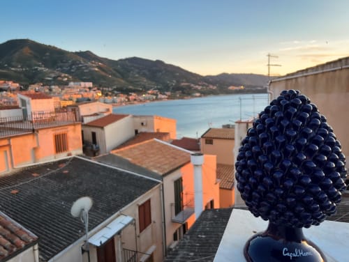 Vue de la terrasse CefalHome surplombant les bâtiments colorés, les montagnes et le port bleu de Cefalù, Sicile