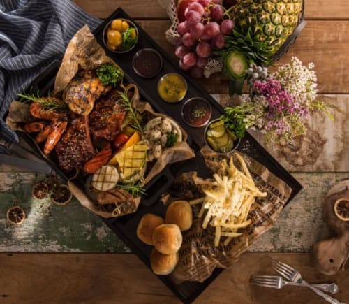 Plateau de charcuterie gourmande avec viandes, raisins, ananas, légumes frais et dips artisanaux chez VillaSerenita
