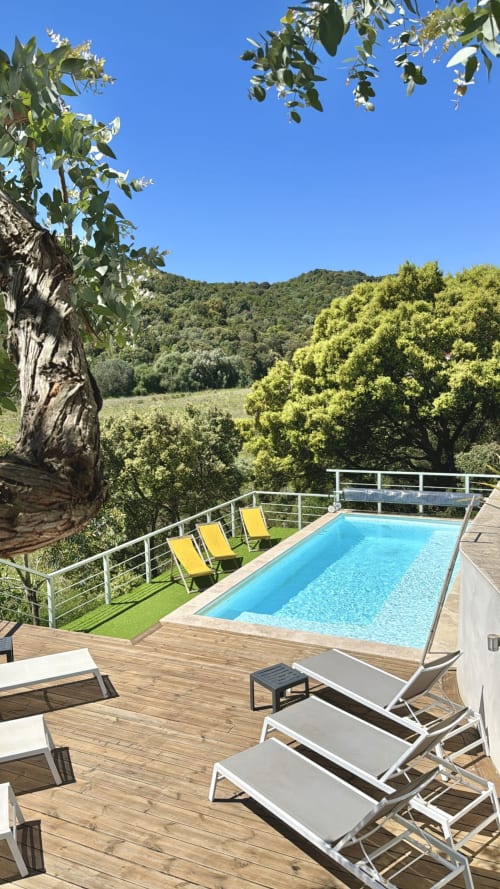 Piscine de la VillaSerenita Ajaccio surplombant la vallée d'Alata avec transats et vue sur les collines