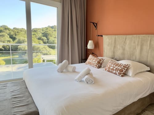 Chambre de luxe de la VillaSerenita Ajaccio avec vue sur l'eau, mobilier contemporain et accès à la terrasse