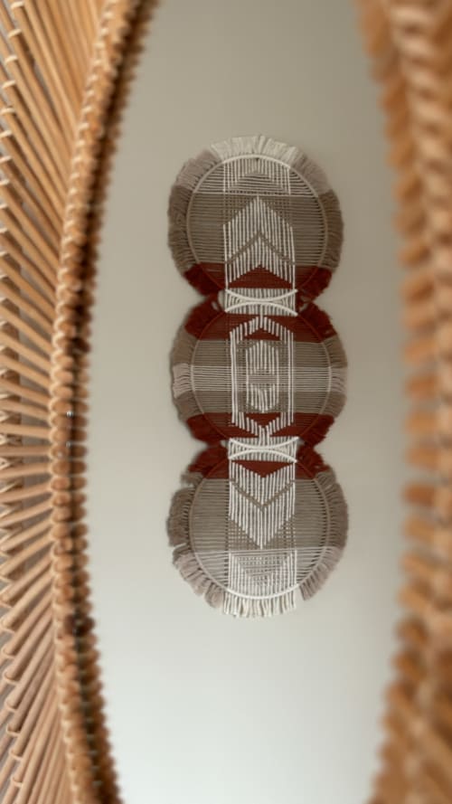 Décoration tissée en macramé, encadrées par des panneaux en fibres naturelles à la VillaSerenita Ajaccio