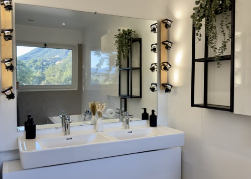 Salle de bains moderne La Villaserenita avec doubles vasques, vue sur les montagnes et plantes suspendues