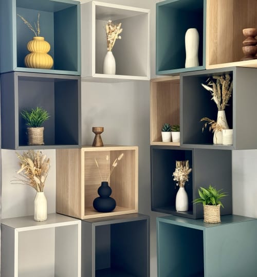 Étagères modulaires contemporaines à VillaSerenita Alata présentant vases décoratifsfleurs séchées et plantes en pots