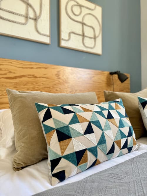 Chambre moderne à VillaSerenita à Alata avec coussins décoratifs aux motifs géométriques de triangles en bleu canard, or et