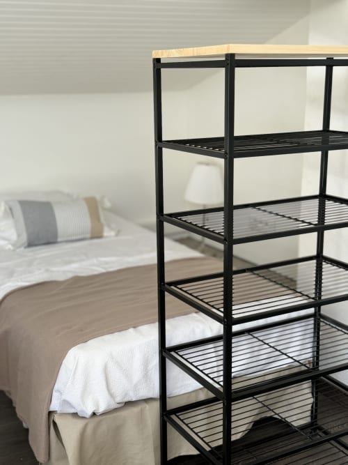 Lit et étagères en métal avec plateau en bois dans une chambre de la Villaserenita, Alata, avec lit visible en arrière-plan
