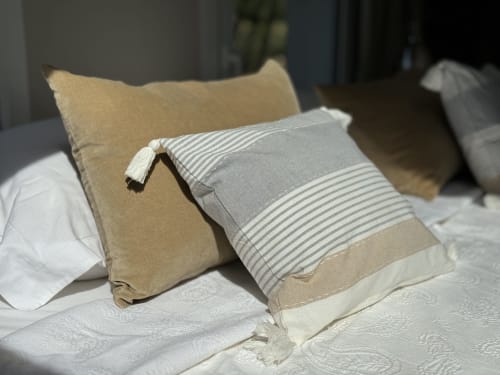 Coussins décoratifs sur le lit de à VillaSerenita à Alata, linge de lit rayé et beige