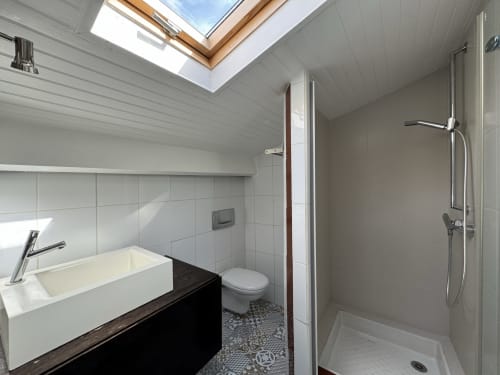 Salle de bains moderne à à VillaSerenita Alata avec puits de lumière, lavabo blanc, toilettes et douche à l'italienne