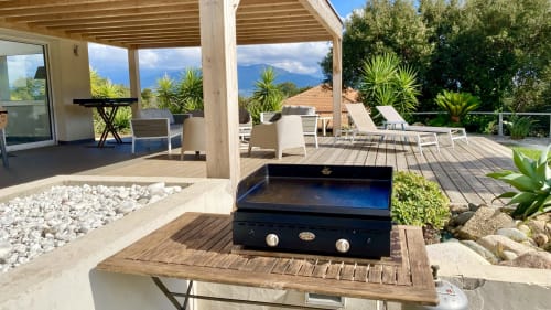 Barbecue noir sur terrasse en bois à à VillaSerenita Alata, avec vue sur mer et espace détente