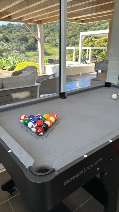 Table de billard à à VillaSerenita Alata avec vue panoramique sur les montagnes par les portes vitrées