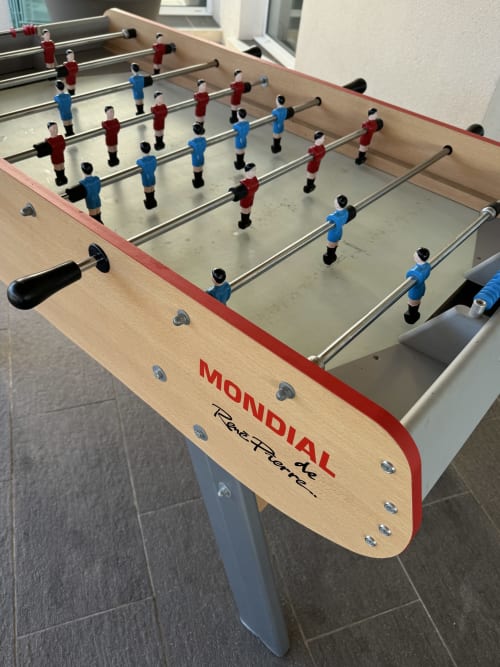 Table de baby-foot Mondial à à VillaSerenita Alata avec figurines de joueurs rouges et bleus