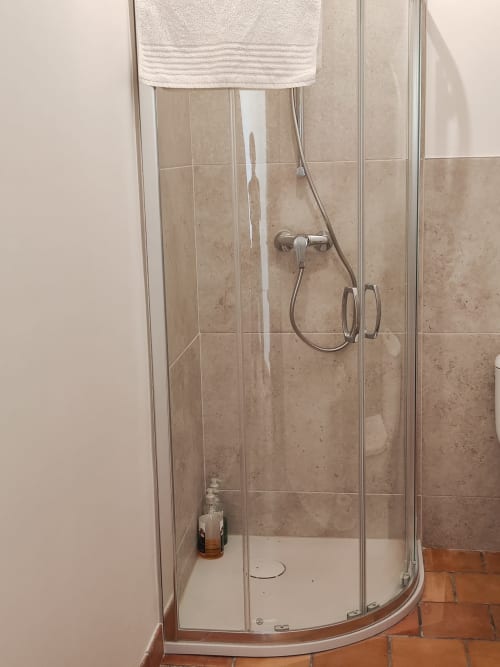 Private shower in the Cèdre guest room at Le Rêve d’Alice, comfortable bed and breakfast in rural Gers