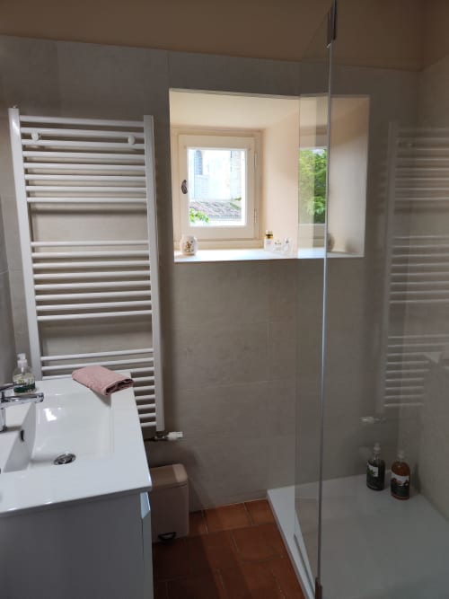Bright bathroom of the Rose guest room at Le Rêve d’Alice with walk-in shower and window
