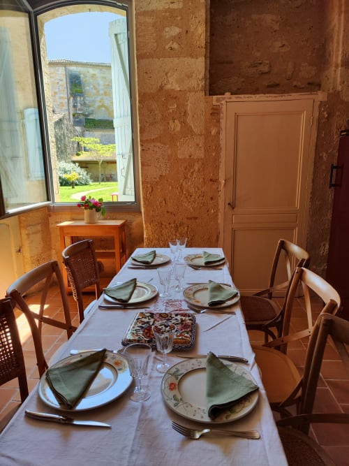 Grande table dressée pour la table d’hôtes du Rêve d’Alice, salle à manger de caractère dans le Gers