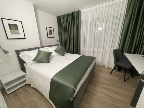 Camera moderna presso Saint Michel con letto matrimoniale, dettagli verdi e vista sulla città di Gorizia