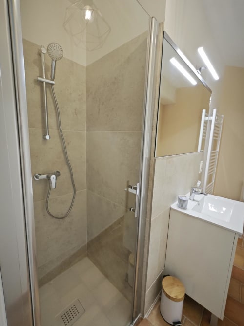 Private bathroom with modern walk-in shower in the Nature Room at Le Rêve d’Alice
