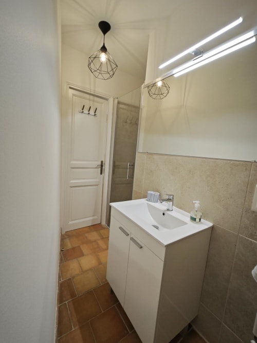 Sink and mirror in the bathroom of the Nature Room at Le Rêve d’Alice