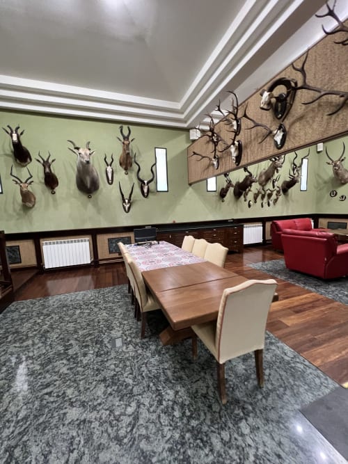 Comedor en Villa Luxury PLUS con trofeos ande caza, mesa de madera cerca del Puy du Fou, Arges, Toledo, España.
