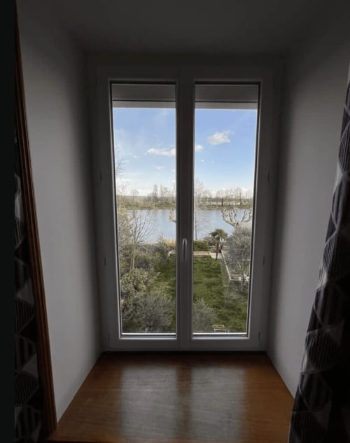 Portes de cottage français moderne ouvrant sur la vue du lac au Restaurant du Port, Saint-Pierre-de-Boeuf