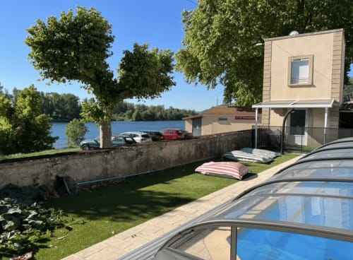 Cottage au bord du lac au Restaurant du Port à Saint Pierre de Boeuf avec piscine, bateaux et verdure