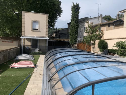 Piscine du Restaurant du Port B&B avec couverture rétractable à Saint Pierre de Boeuf, France