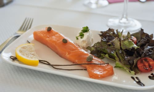 Saumon fumé au citron et aux câpres au Restaurant du Port, Saint Pierre de Boeuf