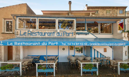 Le Restaurant du Port, restaurant en bord de fleuve avec auvent bleu et terrasse, Saint Pierre de Boeuf