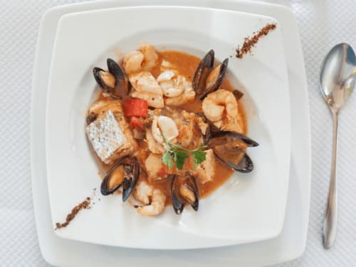 Plat de fruits de mer raffiné au Restaurant du Port : crevettes, moules et poisson en sauce riche, Saint Pierre de Boeuf