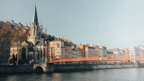 Clocher gothique et pont rouge enjambant le Rhône à Saint-Pierre-de-Boeuf, France
