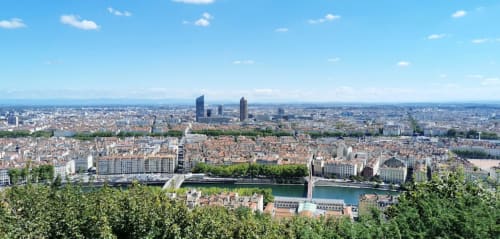 Vue panoramique de la skyline de Lyon avec fleuve, ponts et paysage environnant depuis un point de vue élevé