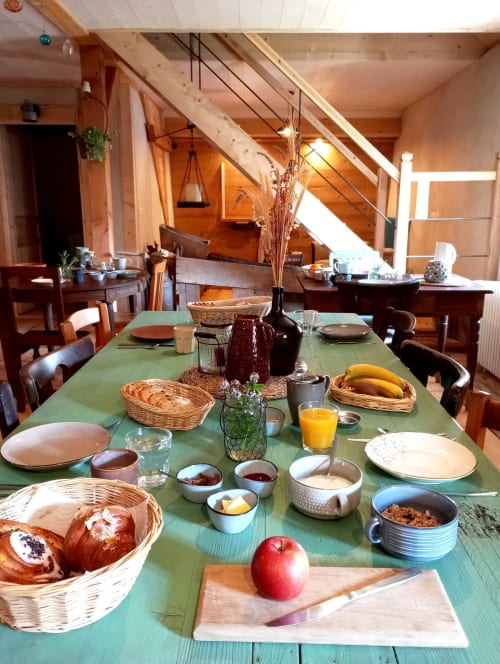 petit déjeuner fruits croissant jus