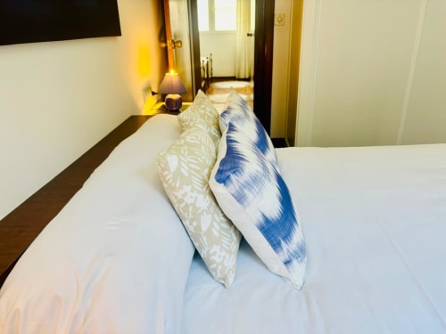 Cama con cojines decorativos en apartamento Breixo, Baiona - alojamiento espacioso junto a la playa