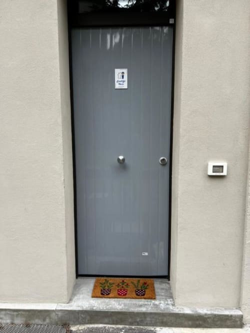 Siva vrata apartmana u EmilBo' House-u u San Lazzaro di Saveni s dobrodošlicama i termostatom