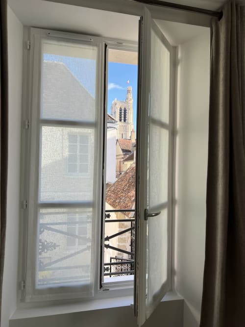 Appartement Le Duplex au Laurencin, appart’hôtel à Sens centre-ville. Cuisine équipée, wifi, linge, arrivée autonome, vue sur monument historique. Réservez en direct.