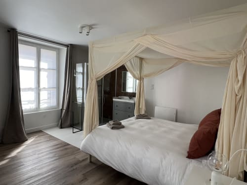 Appartement Le Duplex au Laurencin, appart’hôtel à Sens centre-ville. Cuisine équipée, wifi, linge, arrivée autonome, lit romantique. Réservez en direct.