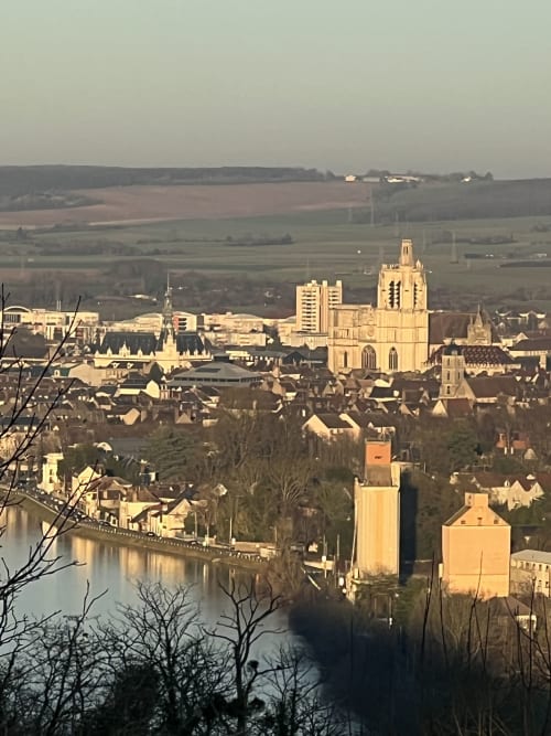Les appartements Le Laurencin sont situés dans le cœur historique de Sens, dans l'Yonne. A seulement 1h de paris en train, sur l'A5 et l'A19 idéal sur la route des vacances ou pour le business. 