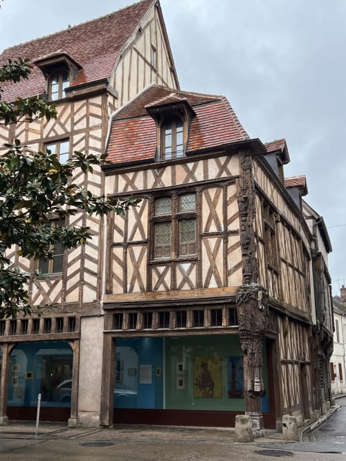 Les appartements Le Laurencin sont situés dans le cœur historique de Sens, dans l'Yonne. A seulement 1h de paris en train, sur l'A5 et l'A19 idéal sur la route des vacances ou pour le business. 