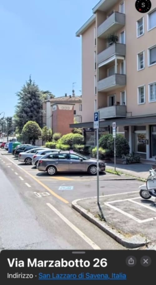 Fasada apartmanskog zgrade EmilBo' s parkiranjem na Via Marzabotto, San Lazzaro di Savena