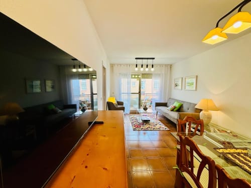 Apartamento espacioso en Baiona con vistas al mar, sala de estar integrada con comedor y mobiliario moderno