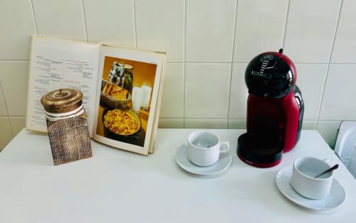 Cafetera y tazas en el apartamento Holibai, Baiona con libro de recetas y accesorios de cocina
